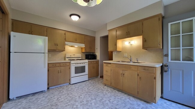 Kitchen - 4365 Glenmawr Ave