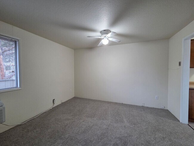 Building Photo - 2 Bed/1 Bath Apartment in NE Bend - Wichita Way