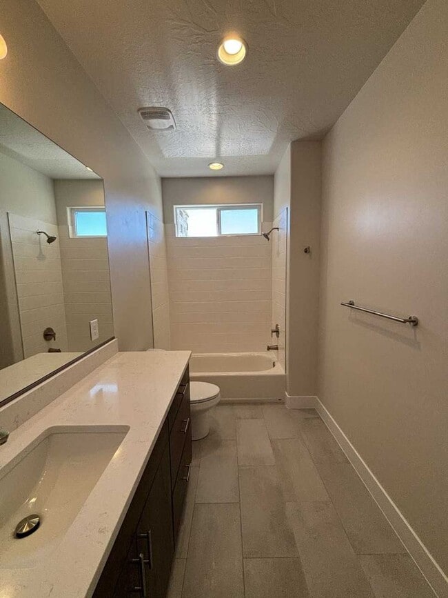 Building Photo - Beautiful Crimson Park Townhome!