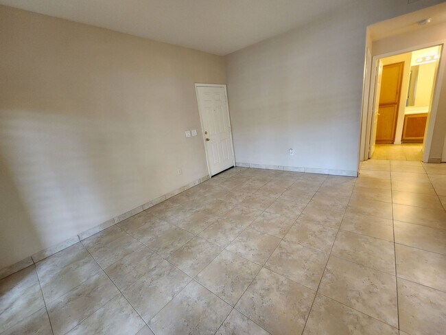 Building Photo - Charming 2 Bed 2 Bath Downstairs Condo In Silverado Ranch!