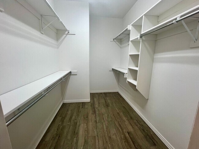 Building Photo - 3B/2.5B Spacious Townhome with Fenced Back...