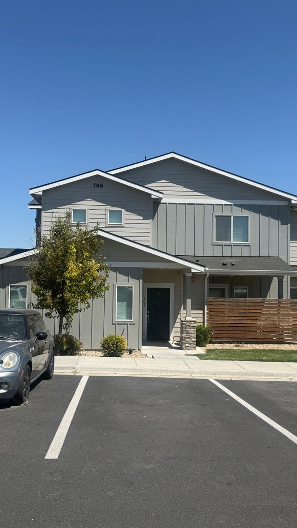 Building Photo - Sunbeam Townhomes | Modern Townhome Living in the Heart of Kuna