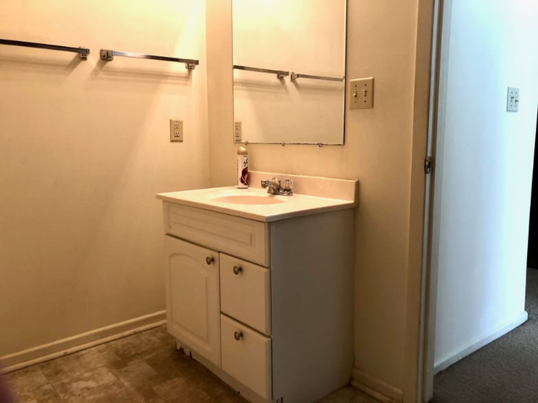 Building Photo - 2006 NW Hickory Ln