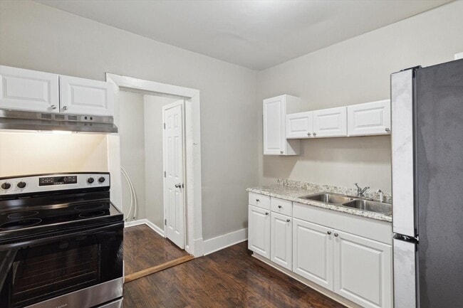 Building Photo - Large Downtown 3BR/2BR House Walking Distance to Forsyth Park