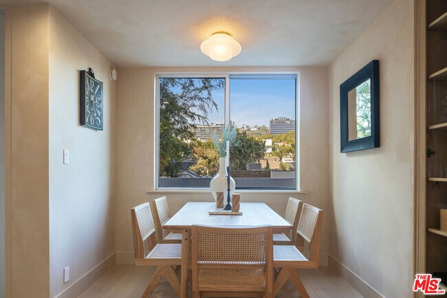 Building Photo - 818 N Doheny Dr