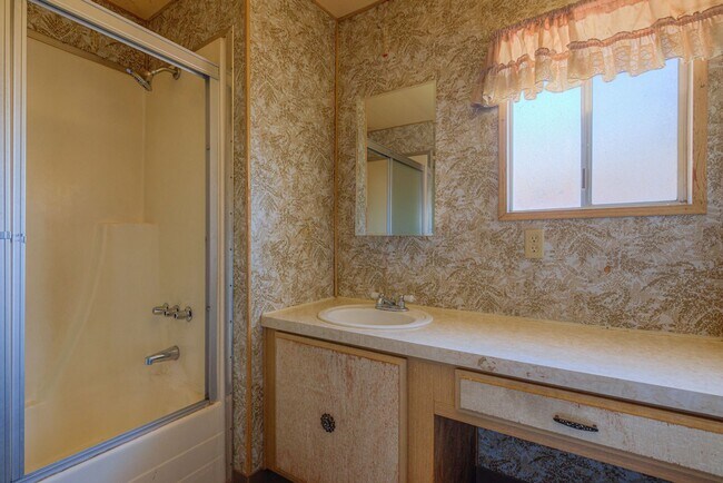 Building Photo - 162 Feathervale Dr