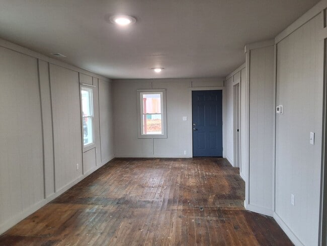 Building Photo - Comfy 2 Bedroom, 1 Bath House located in Radcliff