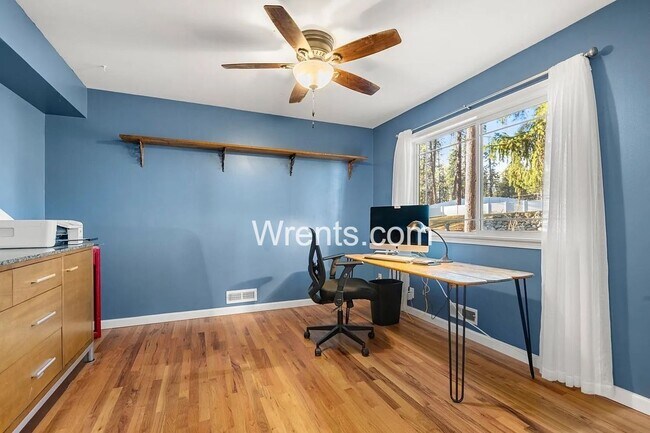 Building Photo - Your Own Slice of Spokane – 3BR/3BA Home West Plains Living - Bonus Shop available