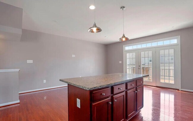 Building Photo - 3 Level END UNIT townhouse in Market Squar...