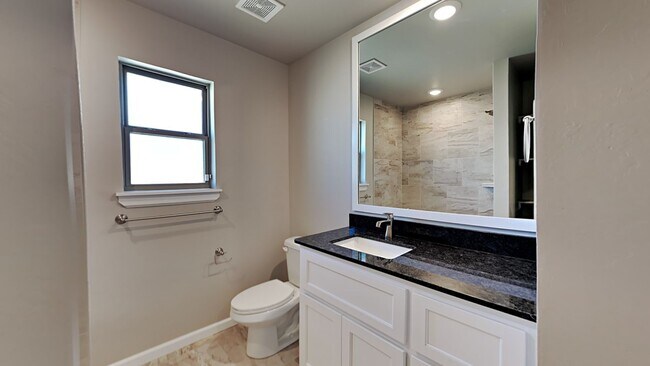 Building Photo - Beautiful 4 Bedroom 2 Bathroom Home in Pie...