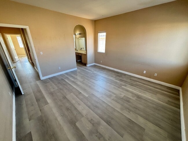 Building Photo - Beautiful 3Bed/2Bath/2Car residence located in Sunrise Manor / Winterwood area