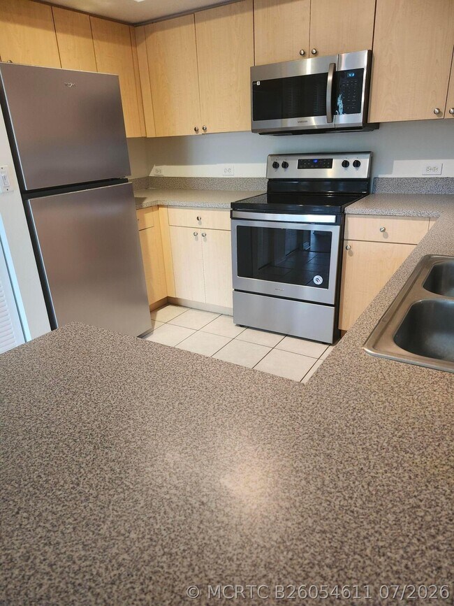Building Photo - 1009 Villa Cir