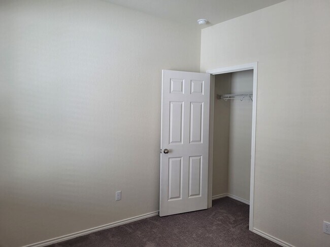 Building Photo - Spacious Family Home in Overlook at Creeks...