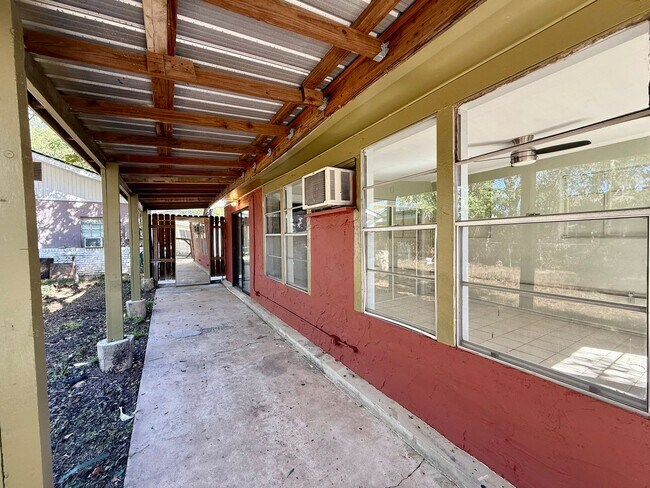 Building Photo - Artist's Reteat in Cherrywood!