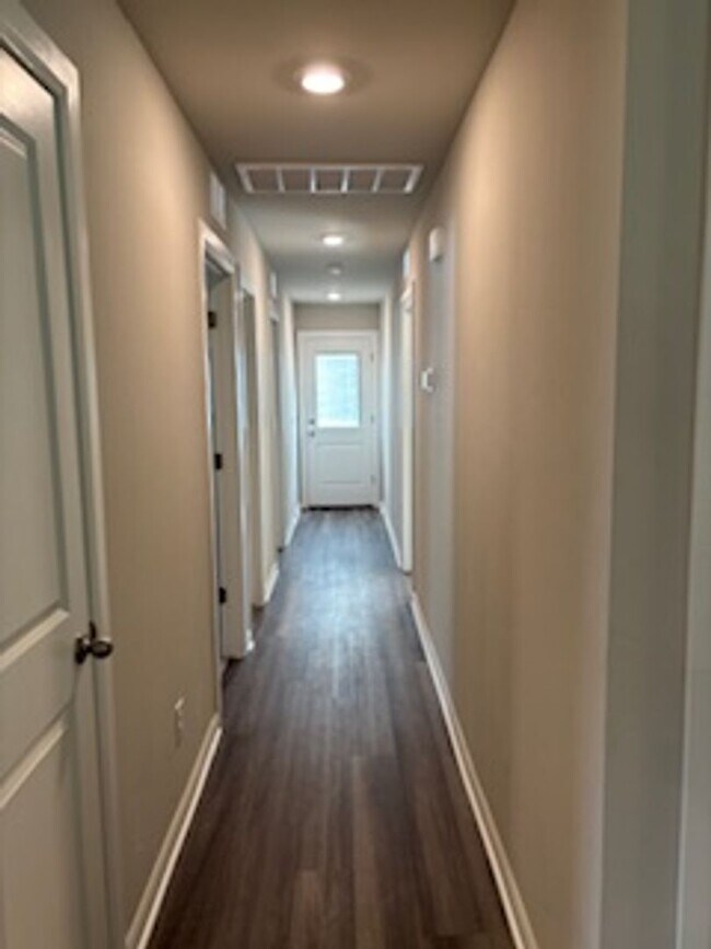 Building Photo - Beautiful New Home! 1st Month Free!