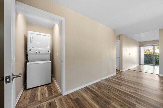 Building Photo - 2039-41 Bonita St