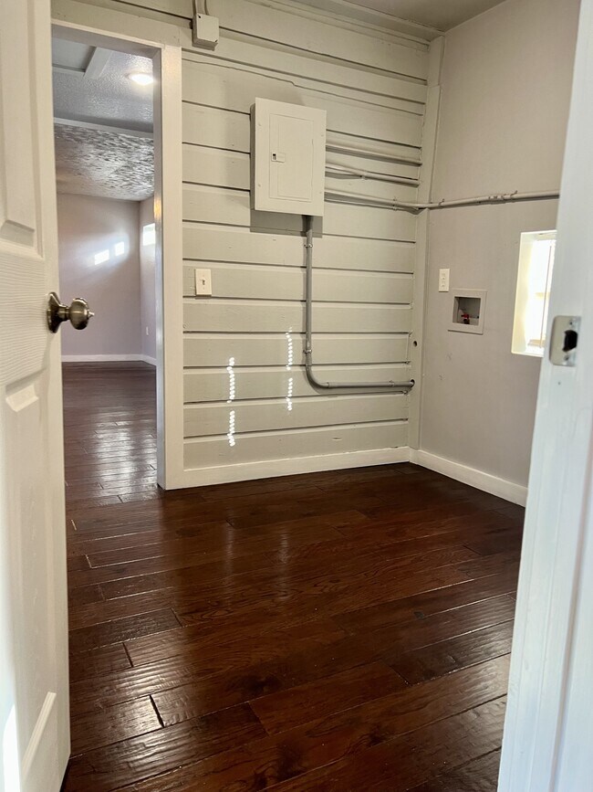 Building Photo - 904 N Peoria Ave