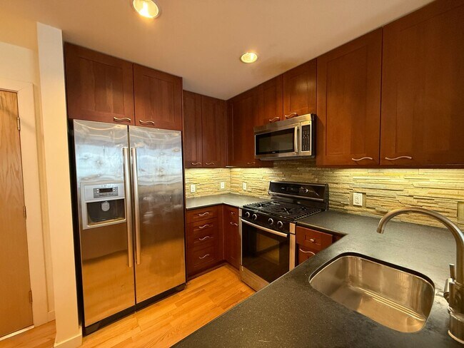 Building Photo - Modern Condo in the Heart of the City's Lo...