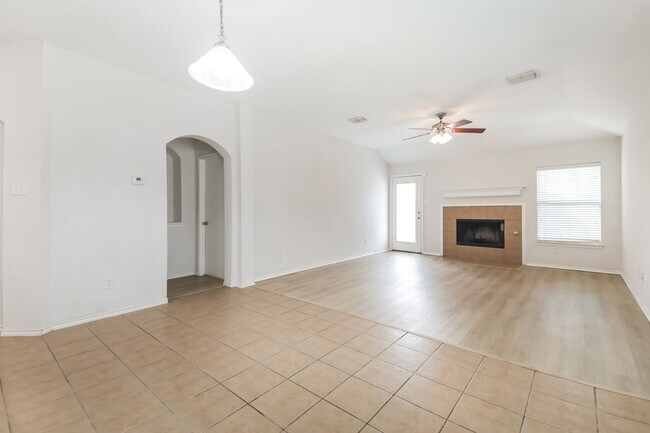 Building Photo - $1895  4 Bed/2 Bath/2 Garage  Ready for Move-in Home in Mustang Creek