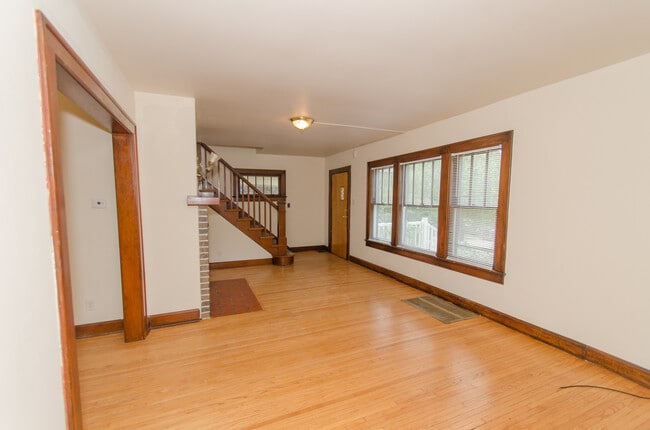 Building Photo - 3 Bedroom, 1.5 bath Home: Available July 2026!