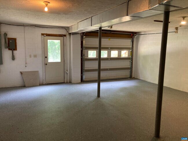 Building Photo - 14150 James River Rd