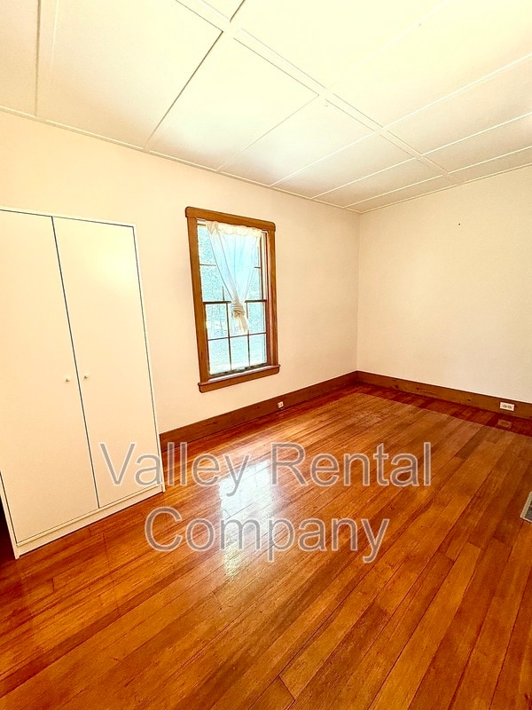 Building Photo - 323 Pelham Rd
