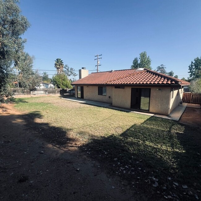 Building Photo - Single-level 4-Bedroom home on a large cor...