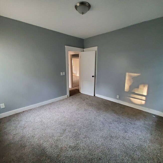 Building Photo - 12098 Chesterfield Ave