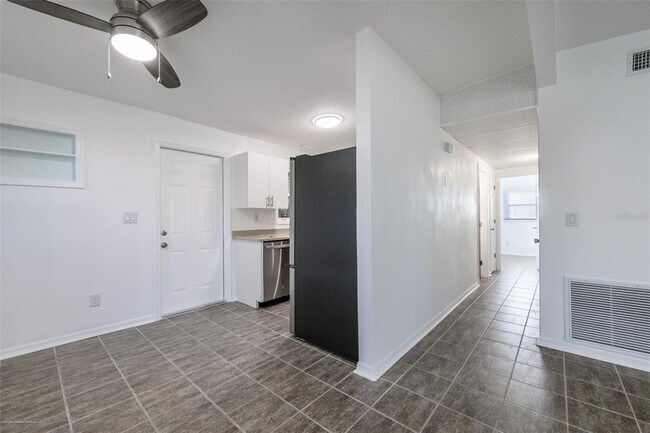 Building Photo - 927 W Olympia Ave