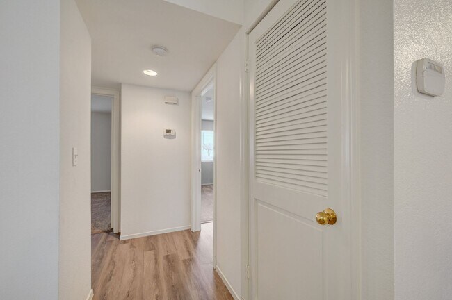 Building Photo - Beautifully remodeled ground-floor, 2 bed 2 bath condo