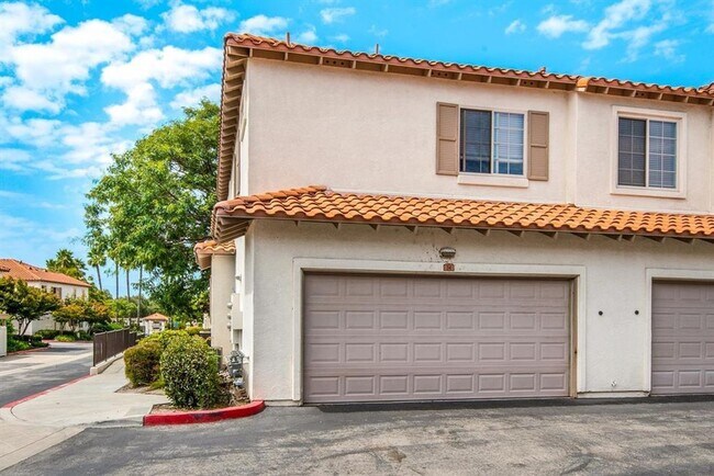 Building Photo - Available end of January 2026 - Private end unit townhome!