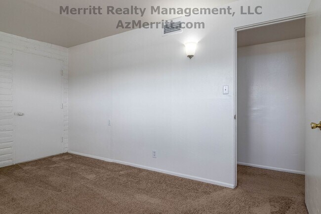 Building Photo - 4 Bedroom, 2 bath, air conditioned, fenced...