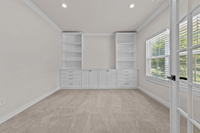 Building Photo - Luxurious 4-bed