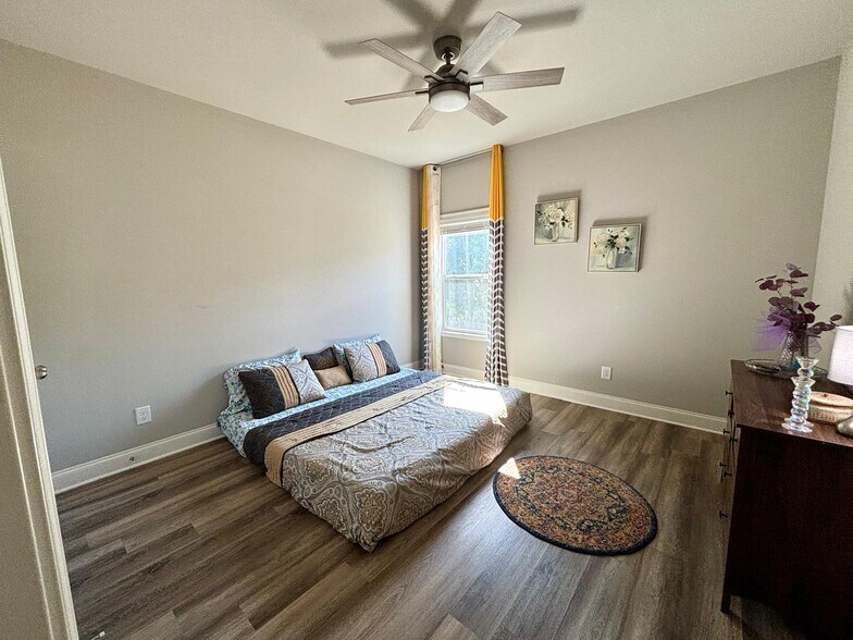 Bed on Main/Guest - 1920 Grand Lanier Dr