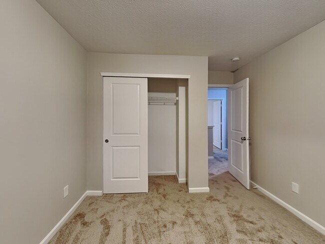 Building Photo - 4 bed 2.5 bath in Plainfield!