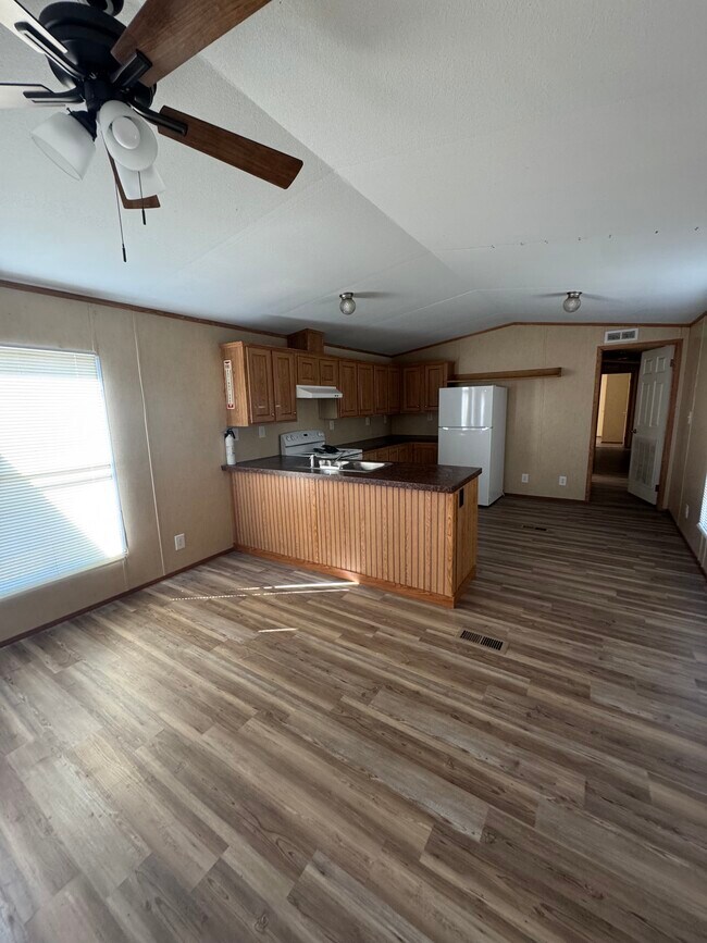 Building Photo - Early Bird Estates Unit #16