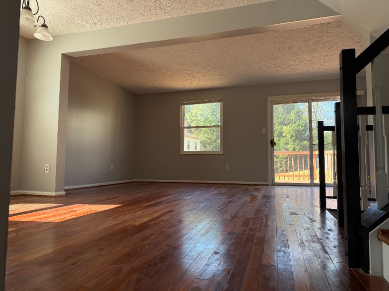 Building Photo - 102 Smoothleaf Ln