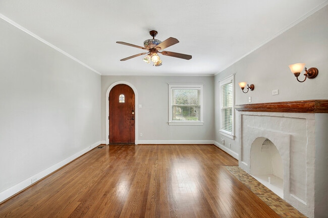 Building Photo - 5924 La Vista Dr