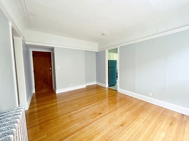 Building Photo - 817 W Belle Plaine Ave