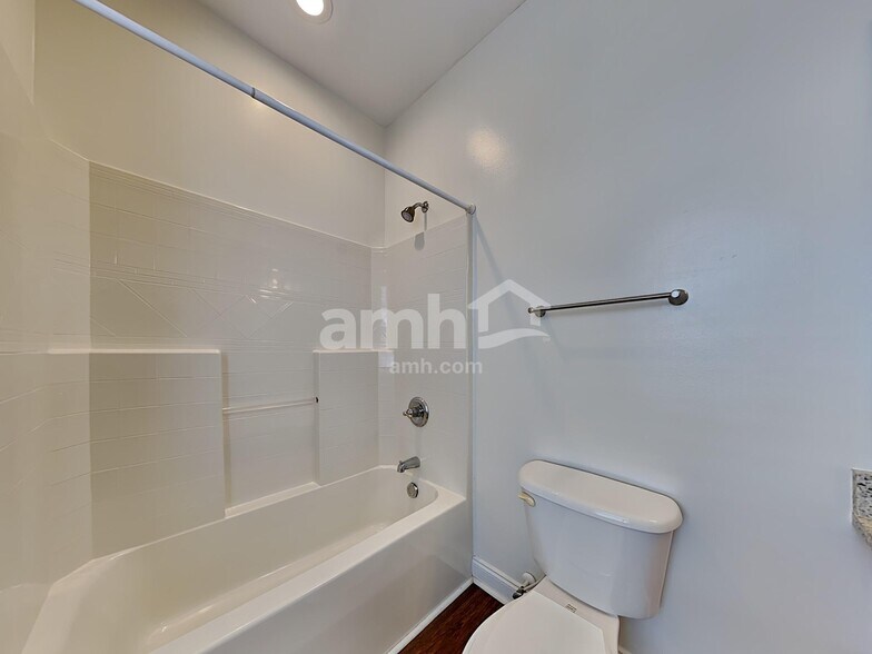 Building Photo - 206 Hydrangea St