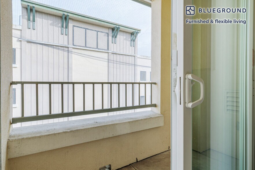 Building Photo - 853 Commodore Dr