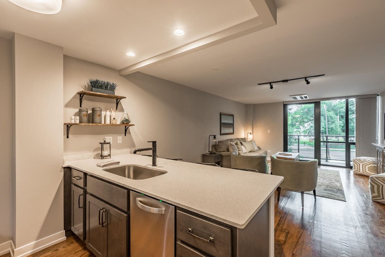 Building Photo - 5940 N Sheridan Rd