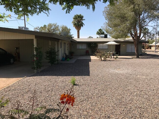 Building Photo - 3 bedroom updated Townhome