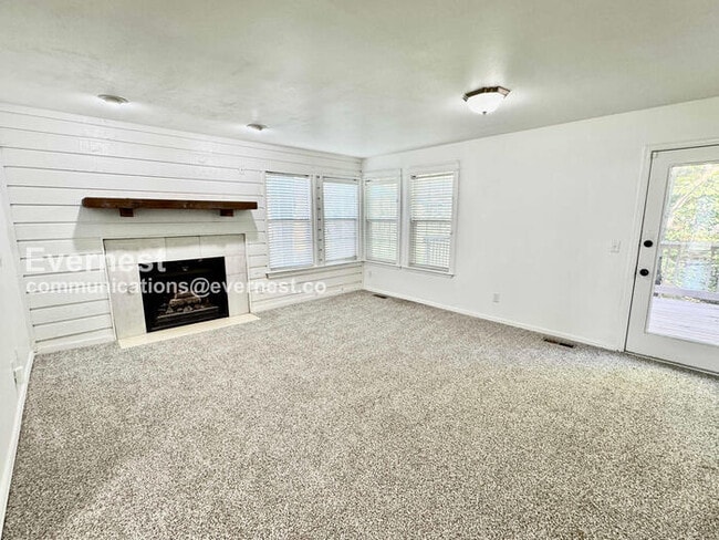 Building Photo - 3 Bed/1.5 Bath Home with Garage / Pet-Frie...