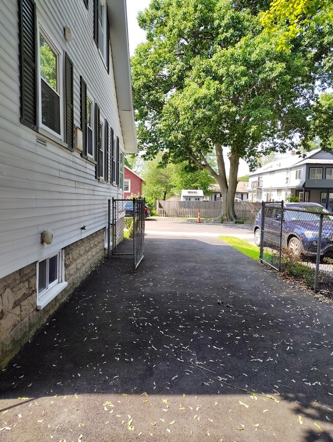 Building Photo - 162 Elmwood Ave