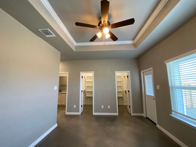 Building Photo - Beautiful Duplex in Seguin!