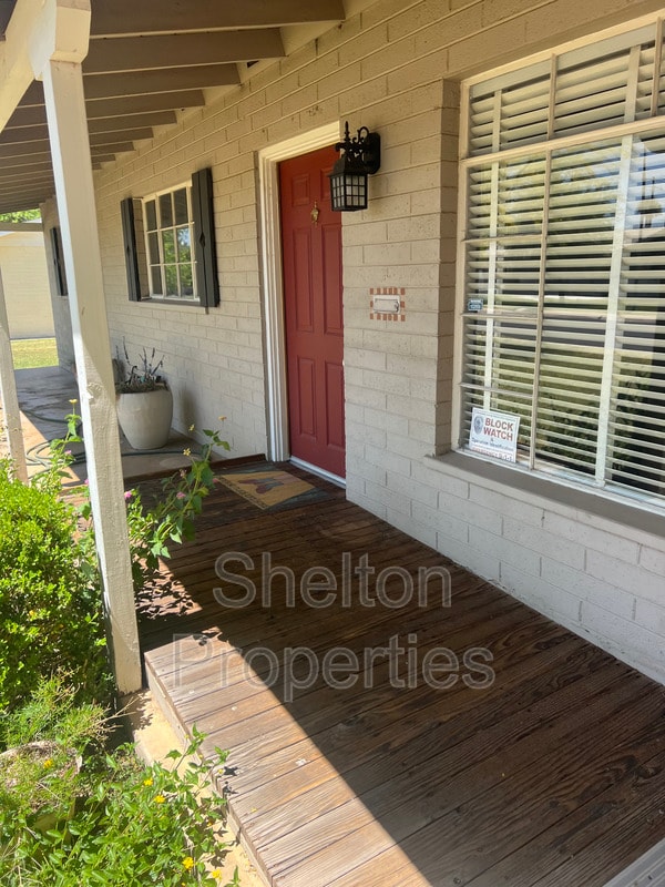 Building Photo - 718 W Glenn Dr