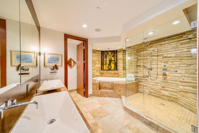 Building Photo - 2Bd/2.5Ba Seattle  Penthouse