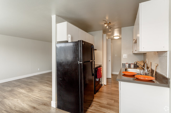 2BD, 1BA - 775 SF - The Birch