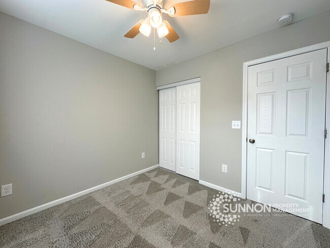 Building Photo - Beautifully Remodeled 3BR/2.5BA Townhome